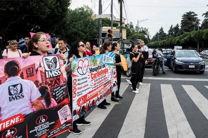 Trabajadores del IMSS marchan en CDMX; exigen aumento salarial del 10% y mejores condiciones