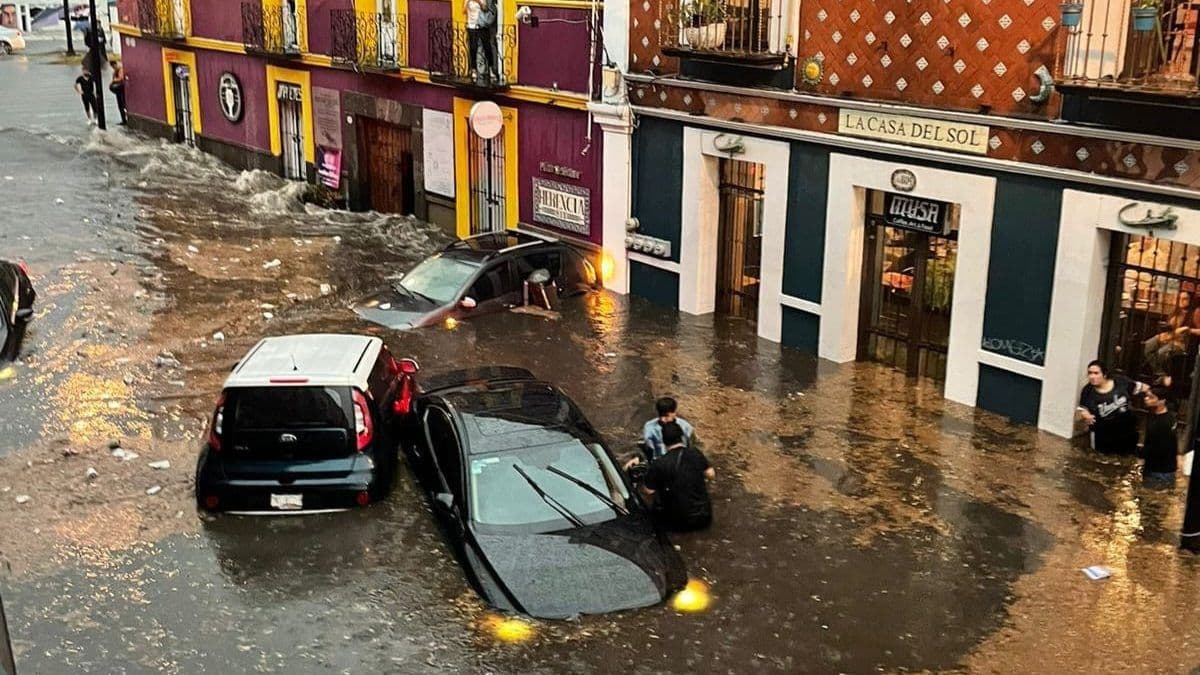 Fuerte tormenta deja un muerto e inunda calles y plazas comerciales en Puebla