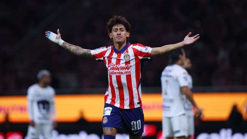 Chivas golea 3-0 a Pumas y se apodera del liderato del Apertura 2026