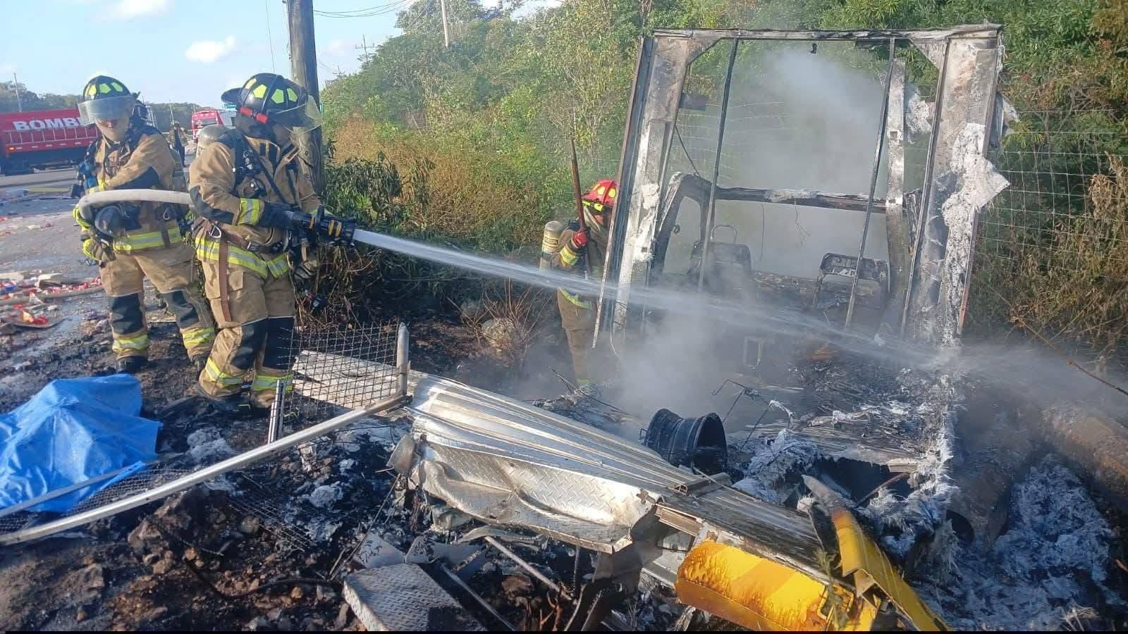 Trágico choque e incendio en la carretera 307 deja una mujer muerta y 14 lesionados en tramo Akumal–Tulum