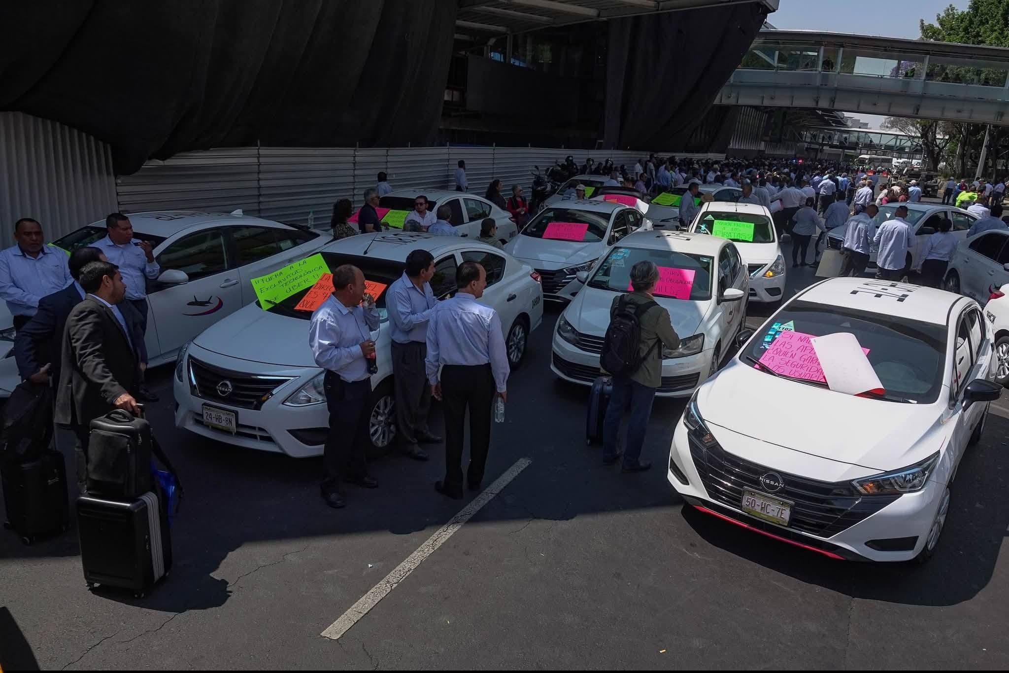 Taxis y Uber negocian con el gobierno reglas de operación en el Aeropuerto de la CDMX