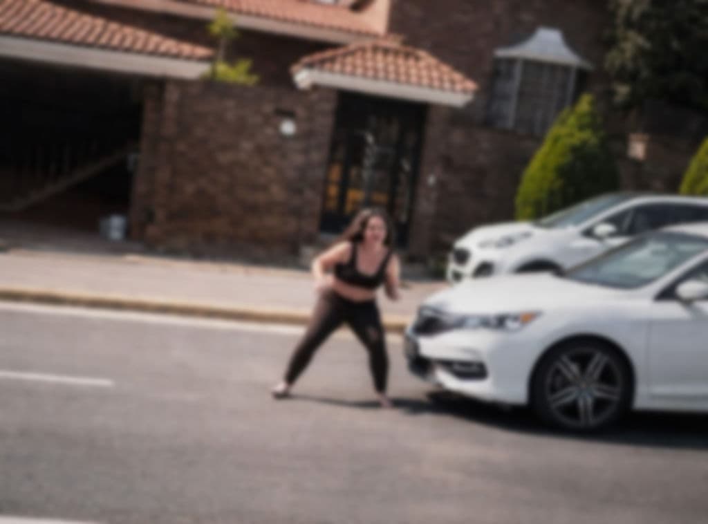 Mujer permanece en estado grave tras lanzarse contra un auto en Paseo de los Leones, Monterrey