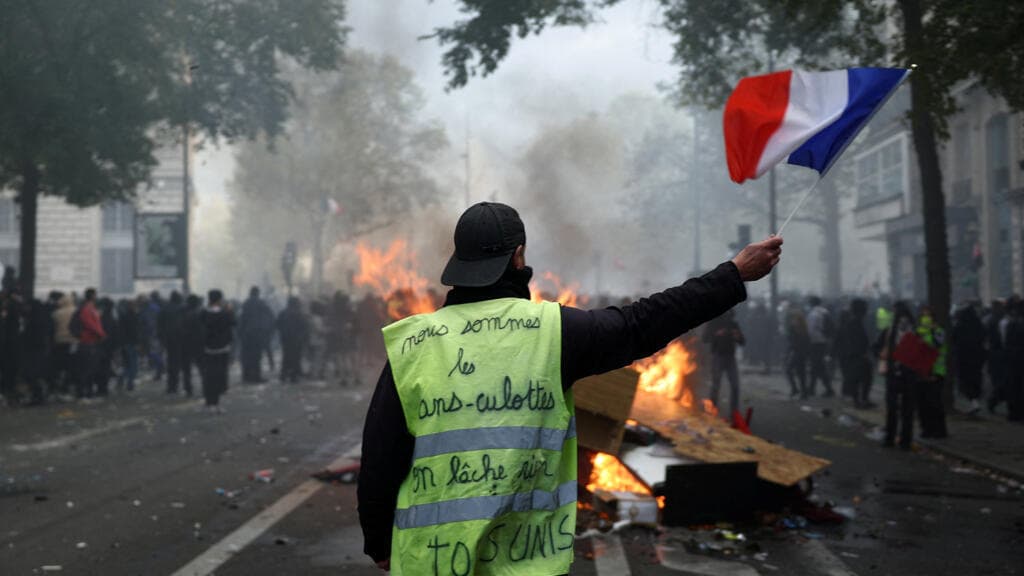 Francia enfrenta una crisis de protestas: 2,400 detenidos y posibles toques de queda tras disturbios