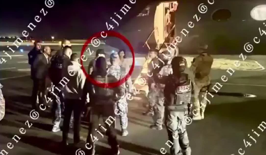 Soldados y Guardia Nacional escoltan a Christian Nodal y Ángela Aguilar hasta su avión privado tras balacera en Zacatecas