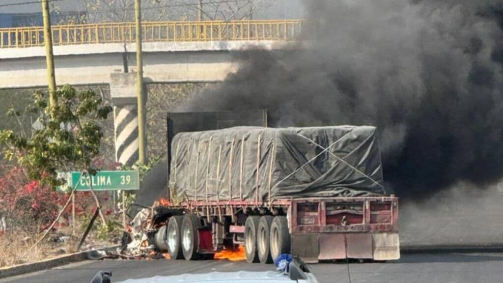 Narcobloqueos paralizan clases en Tecomán, Colima; suspenden actividades en cuatro municipios