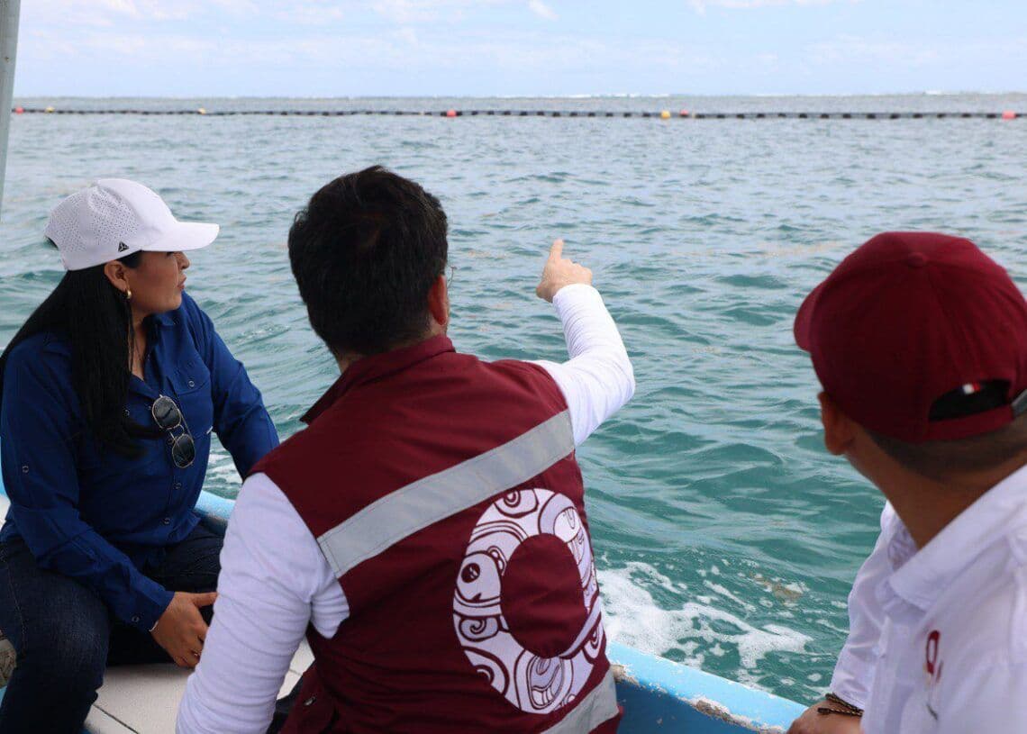 Puerto Morelos refuerza defensa contra el sargazo; supervisan barrera marina Blanca Merari y Óscar Rébora